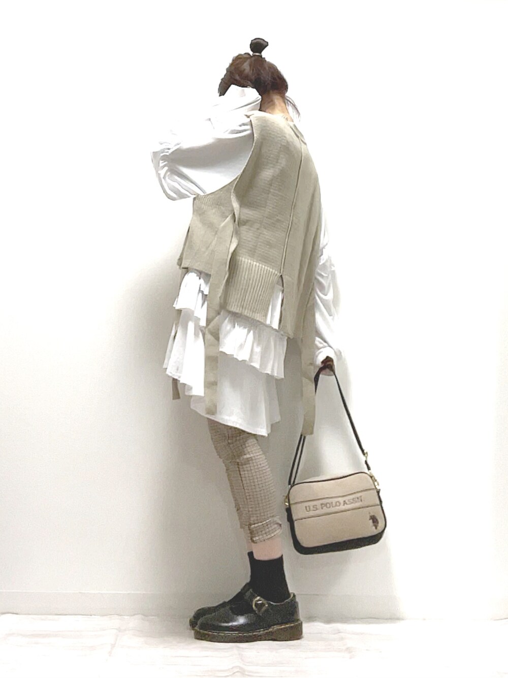 「La-gemme、USポロ、ZARA、ワンピース、ショルダーバッグ、ベージュ、秋のコーデ、ニットベスト、パンツスタイル、カジュアルコーデ、淡色コーデ、PR、くすみカラー、秋服準備はじめました、秋トレンド2021」｜「La-gemmeのサイドリボンニットベスト（ベスト、ベージュ系）」を使った、norimamiさん（レディース・160cm）の秋コーディネートの1枚目の写真