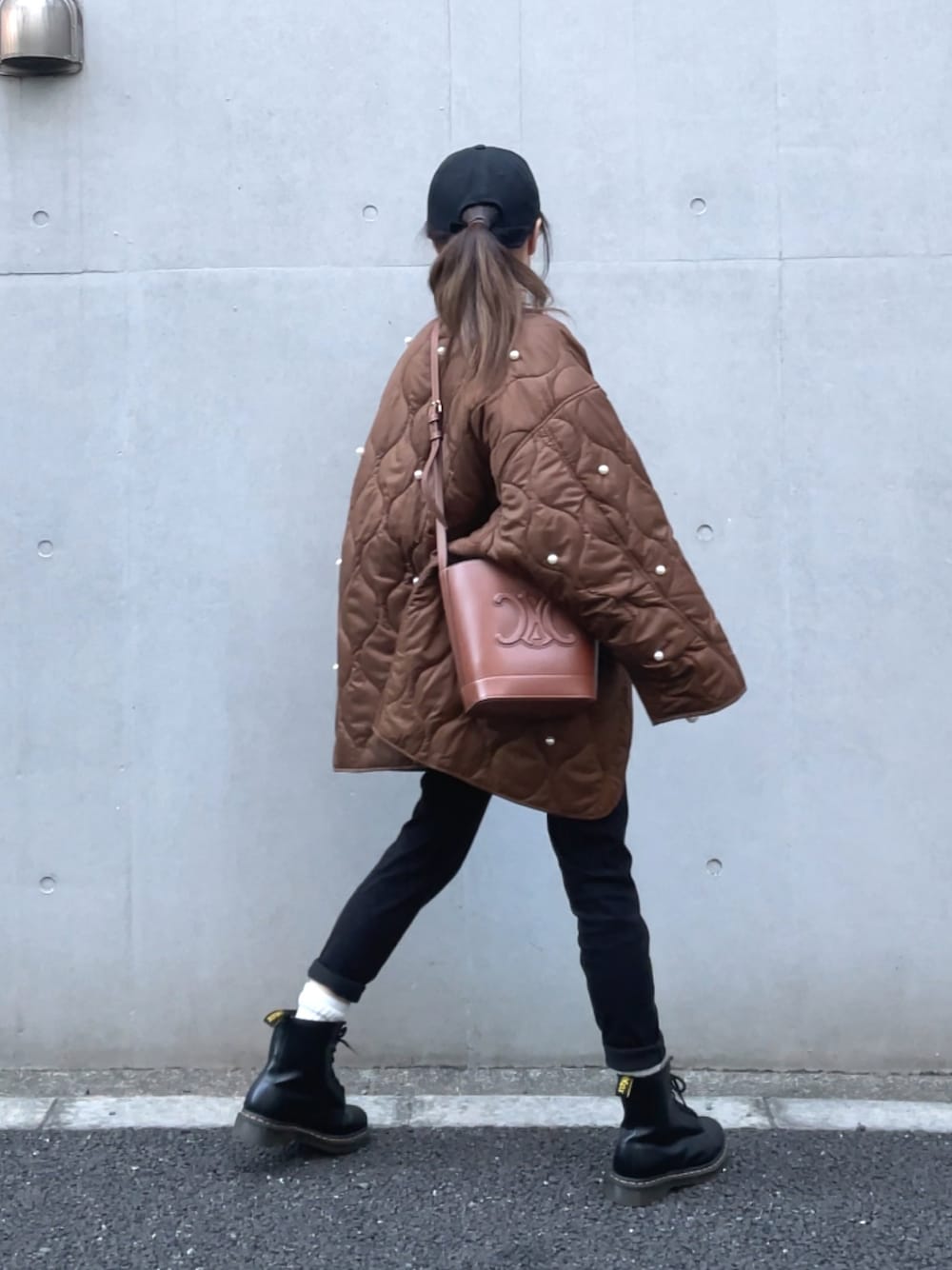 「GU、ファッションを楽しもう、instagram、PR、大人カジュアル、オーバーサイズ、キャメル、クリスマスに着たい服、冬コーデ、ゆるコーデ、キルティング、休日スタイル、新作、キルティングジャケット、ブラウン」｜「GUのスキニージーンズ（パンツ、ブラック系）」を使った、norimamiさん（レディース・160cm）の秋コーディネートの1枚目の写真