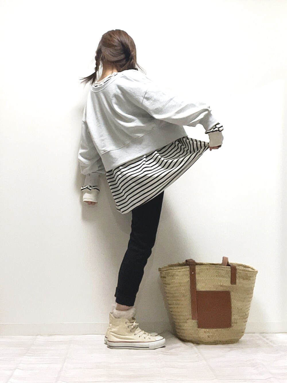 「ITEMS URBANRESEARCH、アイテムズアーバンリサーチ、URBAN RESEARCH、LOEWE、reca、ゆるコーデ、スウェット、カーディガン、ボーダー、カジュアル、オトナ女子、レイヤードスタイル、PR、かごバッグ、休日コーデ」｜「ITEMS URBANRESEARCHの2WAYスウェット（スウェット、グレー系）」を使った、norimamiさん（レディース・160cm）の春コーディネートの1枚目の写真