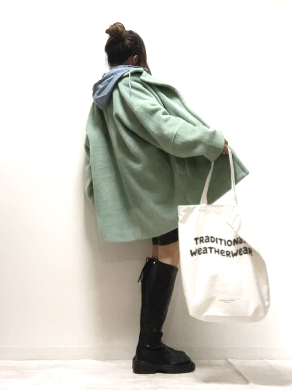 「LVEU.、シャギーコート、コート、オーバーサイズ、Traditional Weatherwear、トラディショナルウェザーウエア、TWW、asknowasplus、ロングブーツ、トートバッグ、PR、冬コーデ、大人カジュアル、メンズライク、きれいめカジュアル」｜「LVEU.の【ZOZOTOWN限定】シャギーミディコート / Shaggy midi coat（チェスターコート、グリーン系）」を使った、norimamiさん（レディース・160cm）の秋コーディネートの1枚目の写真