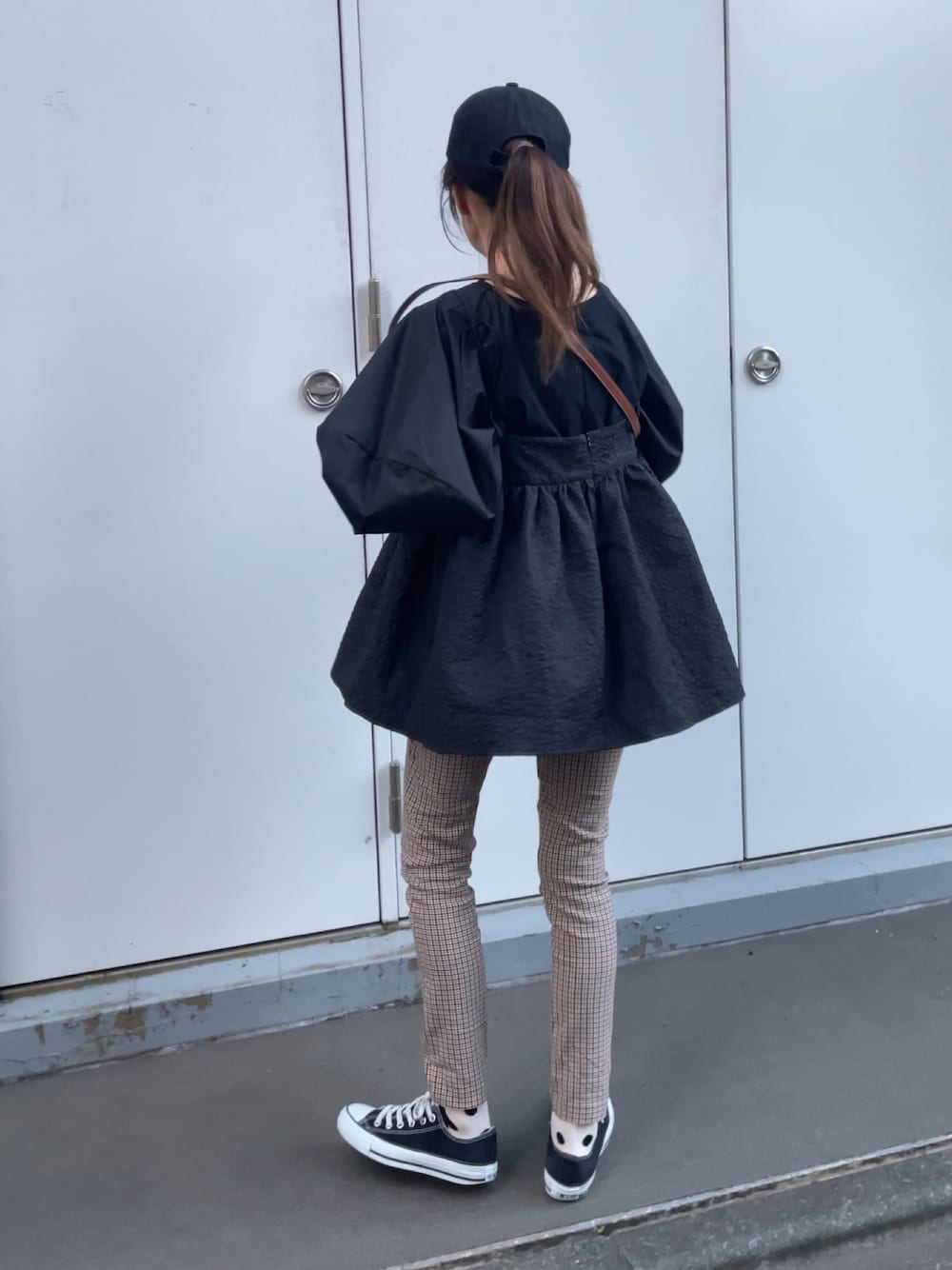 「marryme、apretro、ZARA、converse、キャミソール、プルオーバー、秋服まるっと大公開、秋コーデ、休日スタイル、PR、カジュアルコーデ、ゆるコーデ、オトナ女子、セリーヌ、パンツスタイル」｜「ap retroのボリュームスリーブデザインプルオーバー（シャツ/ブラウス、ブラック系）」を使った、norimamiさん（レディース・160cm）の秋コーディネートの1枚目の写真