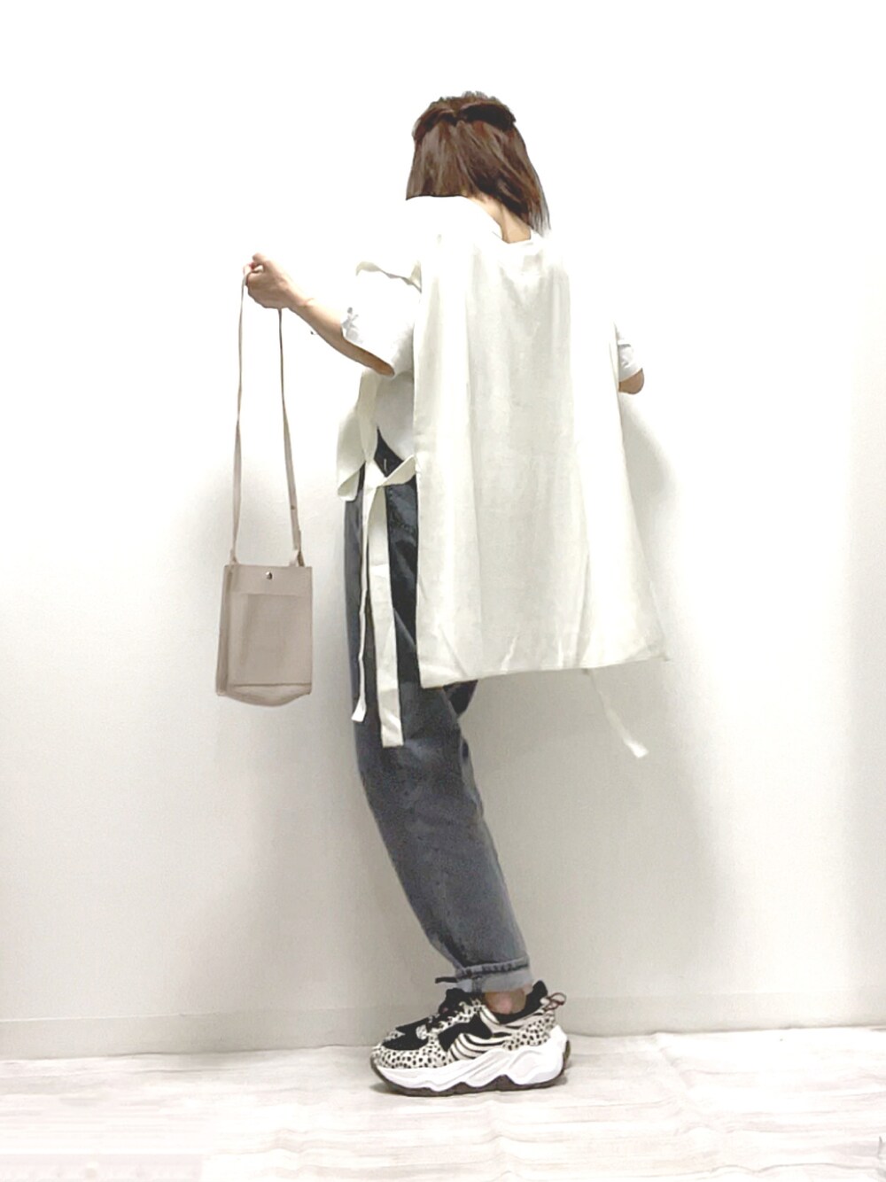 「オーバーサイズ、休日スタイル、デニムパンツ、ニットベスト、リラックススタイル、シンプルコーデ、ゆるコーデ、SOMETHING、淡色コーデ、オトナカジュアル、PR、copine、ダッドスニーカー、Lucida、秋トレンド2021」｜「copineのオーバーサイズサイドリボンニットベスト(3color)（ベスト、ホワイト系）」を使った、norimamiさん（レディース・160cm）の秋コーディネートの1枚目の写真