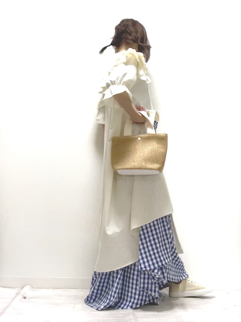 「sakishimatokyo、ワンピース、ロングスカート、チェック、ママコーデ、ビッグシルエット、かごバッグ、カジュアルコーデ、大人ガーリー、レイヤードスタイル、夏コーデ、着回しコーデ、ボリューム袖、ロングワンピース」｜「sakishimatokyoの【ZOZO限定】サキシマamp「カサネフリルデザインワンピース」（ワンピース、ホワイト系）」を使った、norimamiさん（レディース・160cm）の秋コーディネートの1枚目の写真