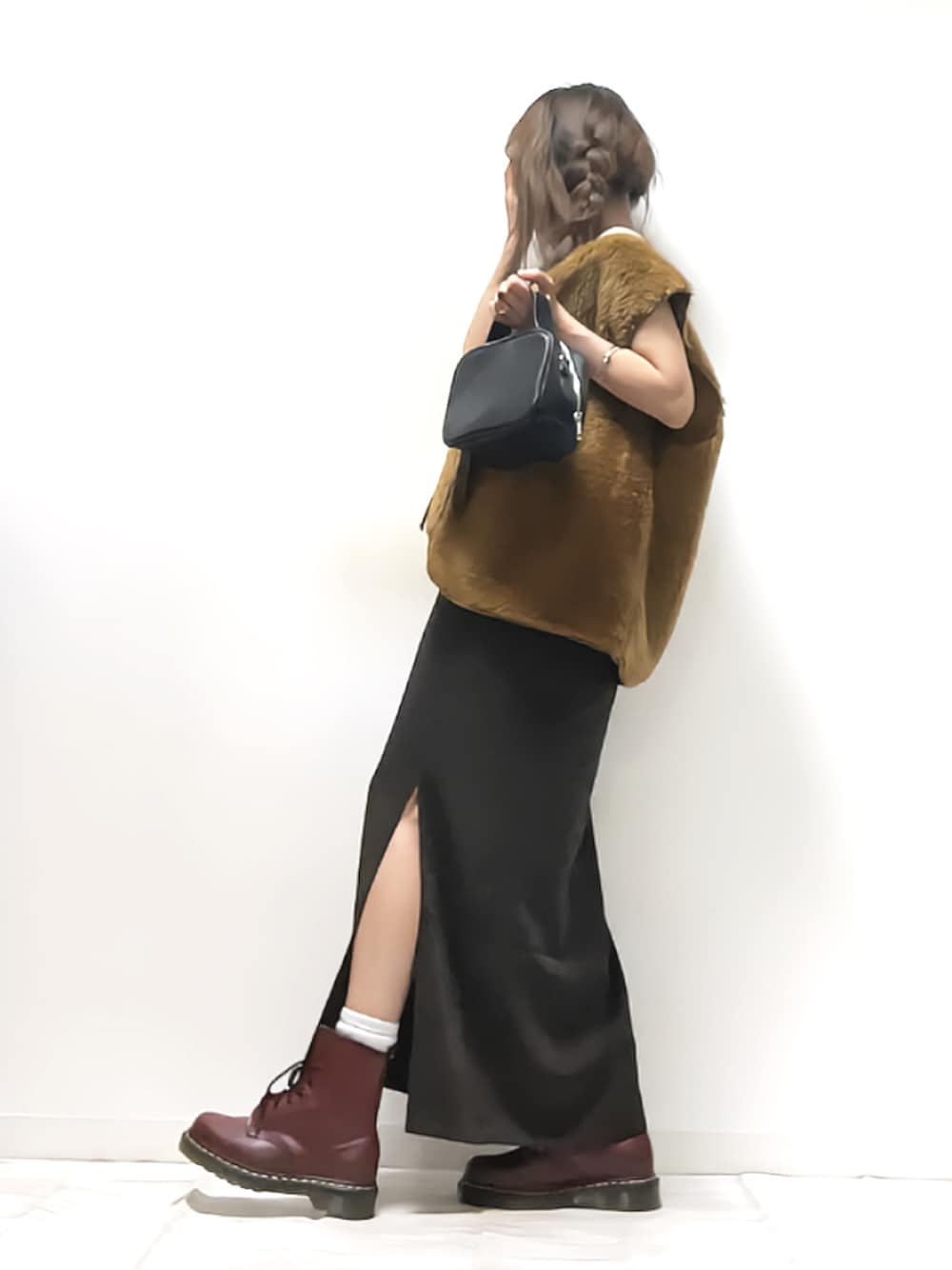 ブラウン系のベスト、ブラウン系のワンピース、ブラック系のボストンバッグを着用したレディースの夏コーディネートの1枚目の写真