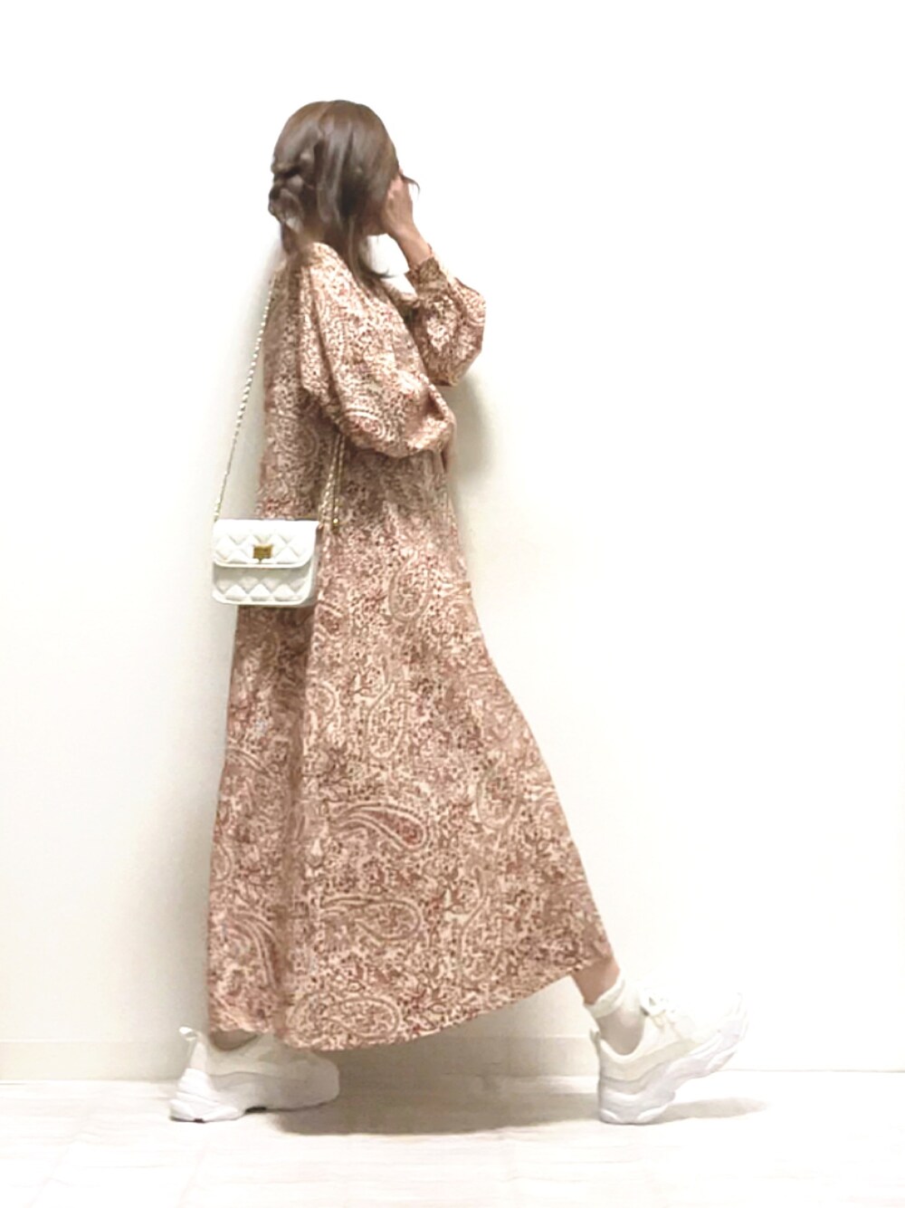 「ITEMS URBANRESEARCH、アイテムズアーバンリサーチ、URBAN RESEARCH、アーバンリサーチ、ワンピース、ペイズリー、春コーデ、シンプルコーデ、ミニバッグ、大人カジュアル、ベージュ、ゆるコーデ、ママコーデ、PR」｜「ITEMS URBANRESEARCHのペイズリーラグランワンピース（ワンピース、ベージュ系）」を使った、norimamiさん（レディース・160cm）の春コーディネートの1枚目の写真