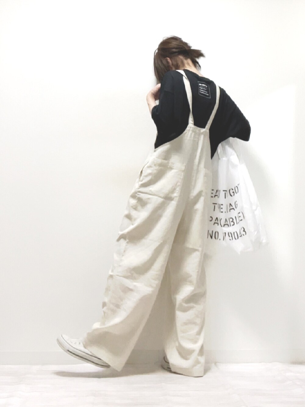 「MATCH&more、sakishimatokyo、ママコーデ、サロペット、Tシャツ、ゆるコーデ、ビッグシルエット、PR、バックプリント」｜「MATCH&moreのオーバーサイズバックプリントＴ（Tシャツ/カットソー、ブラック系）」を使った、norimamiさん（レディース・160cm）の夏コーディネートの1枚目の写真