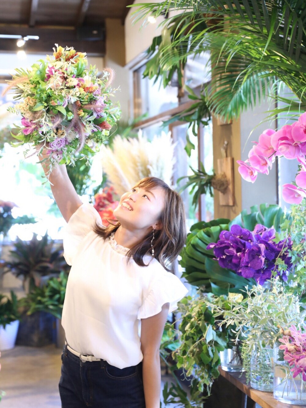 「花、シンプルコーデ、きれいめカジュアル」｜「Honeysのインナー付フリルブラウス（シャツ/ブラウス、ホワイト系）」を使った、yuyuさん（レディース・154cm）の秋コーディネートの1枚目の写真