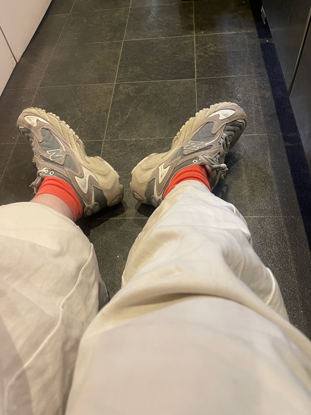 「NEW BALANCEのアイテム（スニーカー、グレー系）」を使った、ななこさん（骨格ウェーブ・レディース・163cm）の春コーディネートの1枚目の写真