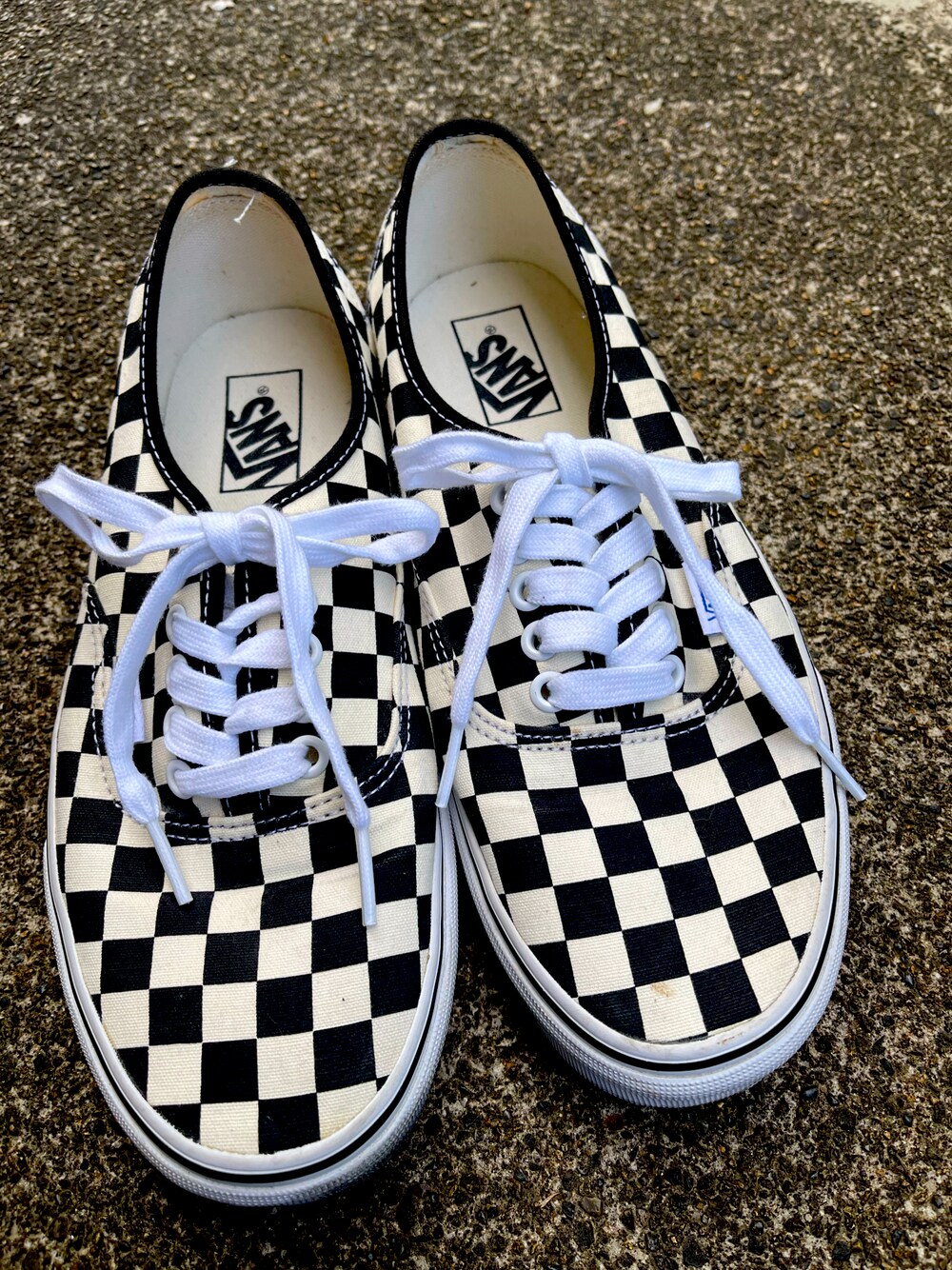 「VANSのアイテム（スニーカー、その他）」を使った、ななこさん（レディース・163cm）の春コーディネートの1枚目の写真