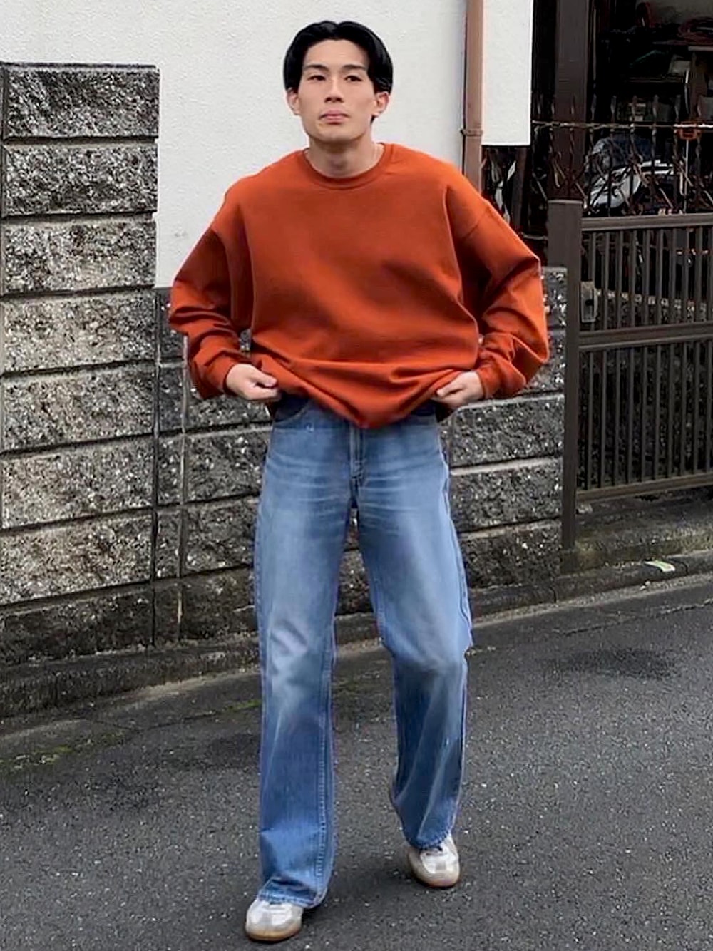 「スウェット、オレンジ、古着MIX、古着、休日コーデ、カジュアルコーデ、ジャーマントレーナー、軍モノ、levi’s、Levi’s646、フレアパンツ、デニムパンツ、新星WEARISTAにエントリー」｜「FRUIT OF THE LOOMのアイテム（スウェット、オレンジ系）」を使った、ナイスさん（メンズ・169cm）の冬コーディネートの1枚目の写真