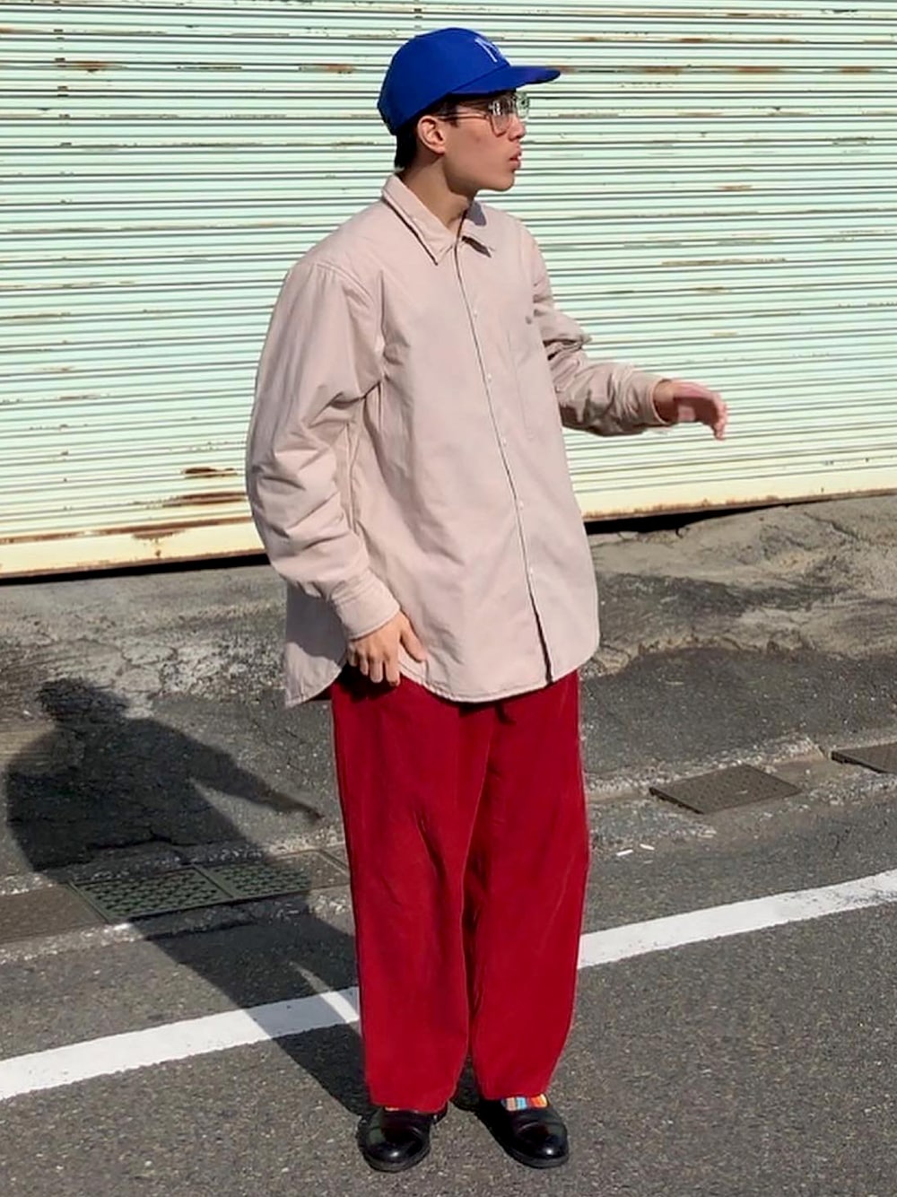 「青キャップ、キャップ、クリアメガネ、赤パンツ、HenderScheme、カジュアルコーデ、新星WEARISTAにエントリー」｜「COMESANDGOESのアイテム（キャップ、ブルー系）」を使った、ナイスさん（メンズ・169cm）の冬コーディネートの1枚目の写真