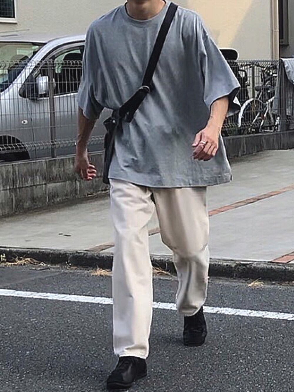 「夏、白パンツ、夏コーデ、大学生コーデ、ショルダーバッグ、エンダープロダクツ、Hender Scheme、シンプルコーデ、ワントーンコーデ」｜「evconのアイテム（Tシャツ/カットソー、グレー系）」を使った、ナイスさん（メンズ・169cm）の夏コーディネートの1枚目の写真
