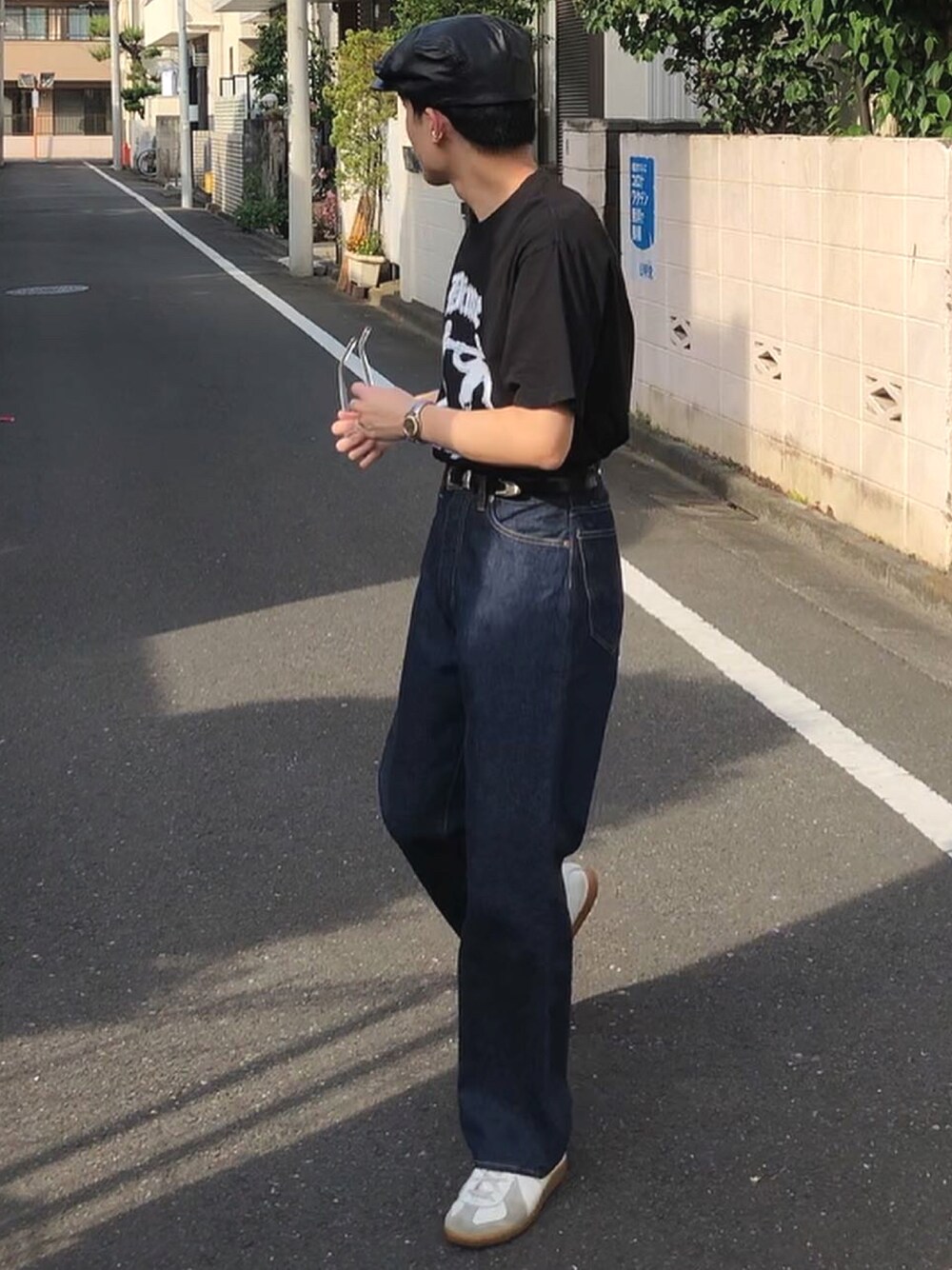 「夏、カジュアル、デニムパンツ、タックイン、ハンチング、古着MIX、古着、ジャーマントレーナー、大学生コーデ、低身長、白スニーカー」｜「cantateのアイテム（デニムパンツ、ブルー系）」を使った、ナイスさん（メンズ・169cm）の夏コーディネートの1枚目の写真