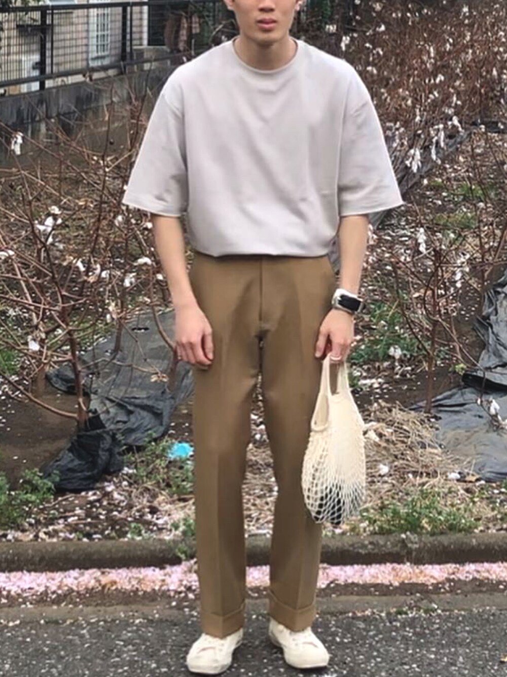 「UNIQLO U、休日コーデ、シンプルコーデ、大学生コーデ、白スニーカー、TOGA」｜「UNIQLOのアイテム（Tシャツ/カットソー、グレー系）」を使った、ナイスさん（メンズ・169cm）の夏コーディネートの1枚目の写真