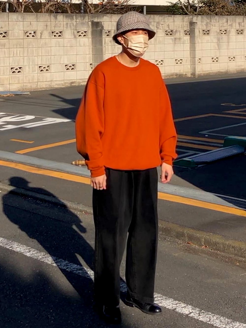 「バケハ、オレンジ、スウェット、ブラックデニム、エンダースキーマ、古着MIX、メンズコーデ、シンプルコーデ、Hender Scheme、休日コーデ、新星WEARISTAにエントリー」｜「mfpenのアイテム（ハット、ベージュ系）」を使った、ナイスさん（メンズ・169cm）の冬コーディネートの1枚目の写真