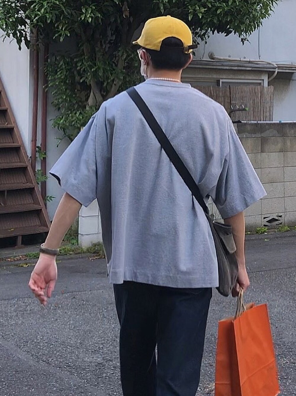 「夏、カジュアル、キャップ、デニムパンツ、古着、大学生コーデ、Hender Scheme、ショルダーバッグ」｜「evconのアイテム（Tシャツ/カットソー、グレー系）」を使った、ナイスさん（メンズ・169cm）の夏コーディネートの1枚目の写真