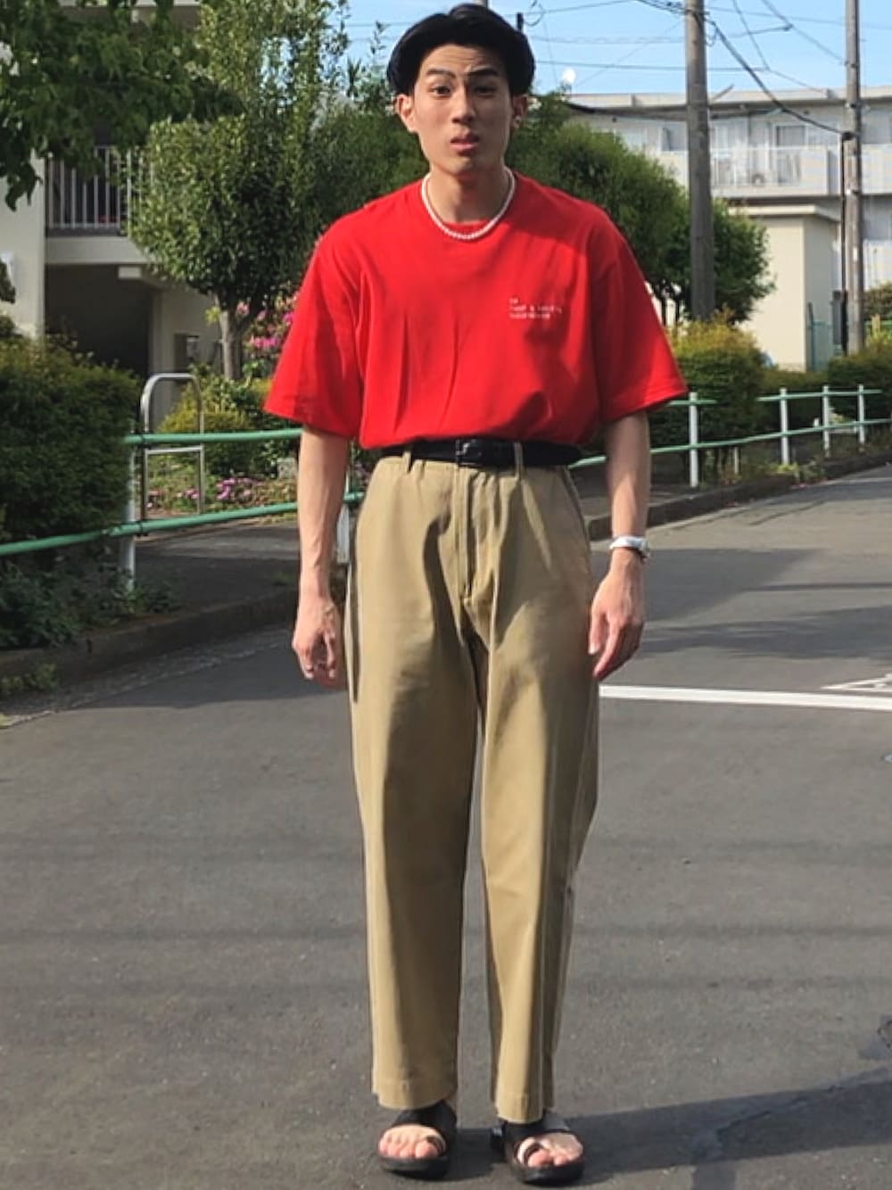 「夏、カジュアル、大学生コーデ、タックイン、チノパン、サンダル、JUTTA NUEMANN、赤Tシャツ、シンプルコーデ」｜「UNIVERSAL PRODUCTSのアイテム（チノパンツ、ベージュ系）」を使った、ナイスさん（メンズ・169cm）の夏コーディネートの1枚目の写真