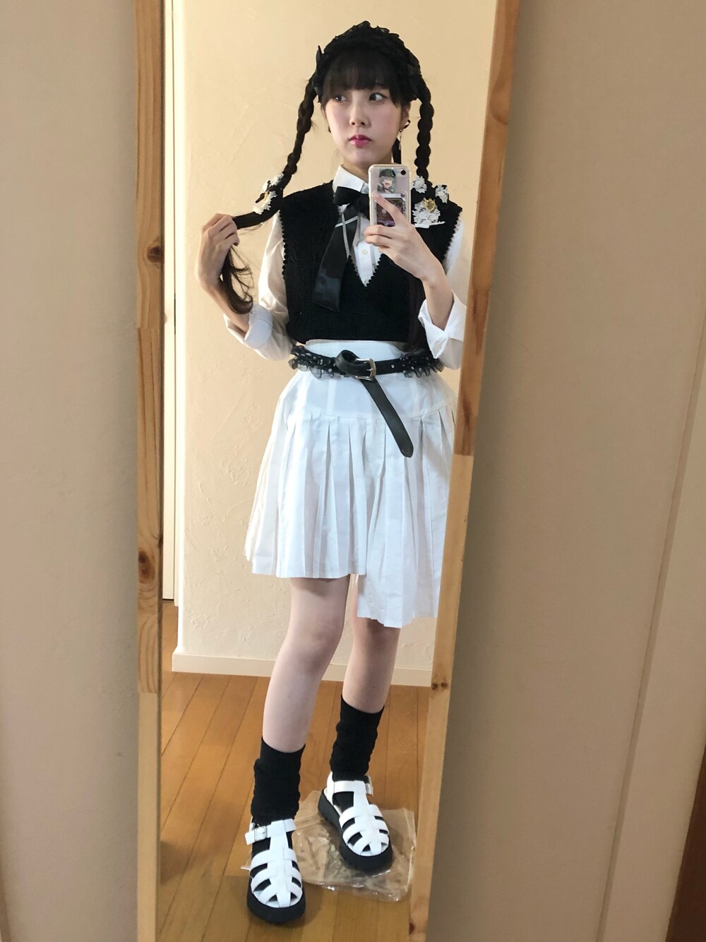 「ブラック×ホワイト」｜「ATELIER PIERROTのアイテム（その他ヘアアクセサリー、ブラック系）」を使った、ララさん（レディース・157cm）の春コーディネートの1枚目の写真