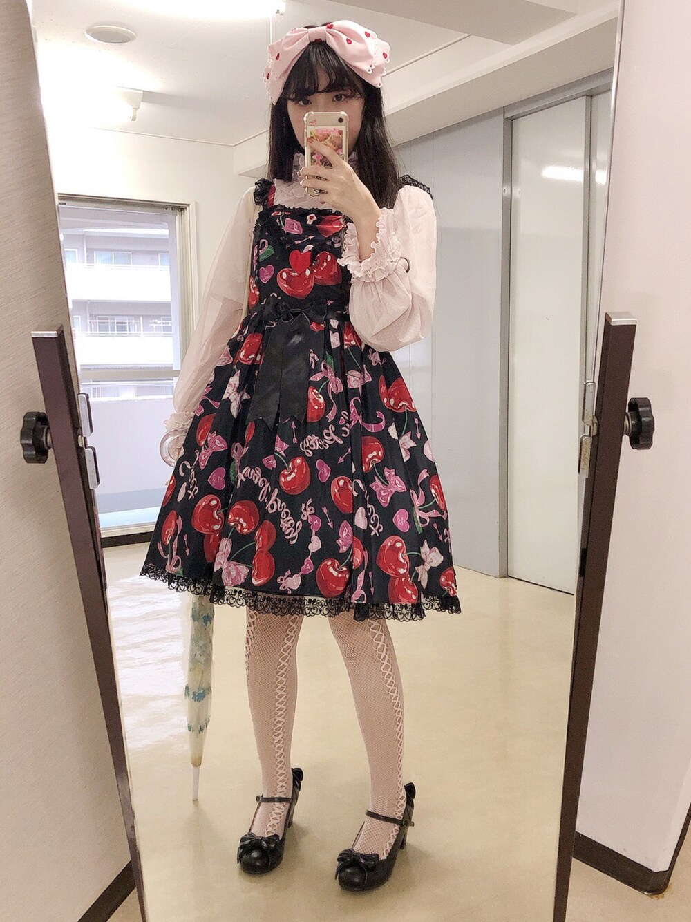 「ロリータ」｜「Angelic Prettyのアイテム（ジャンパースカート、ブラック系）」を使った、ララさん（レディース・157cm）の秋コーディネートの1枚目の写真