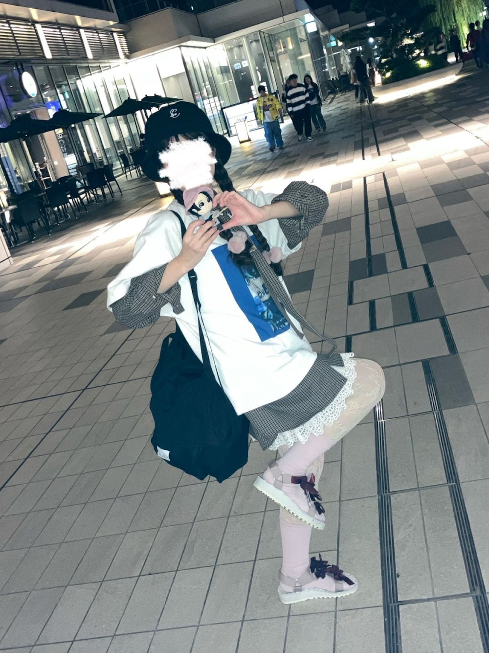 「merry jennyのリボンベルクロサンダル（サンダル、レッド系）」を使った、ララさん（レディース・157cm）の秋コーディネートの1枚目の写真