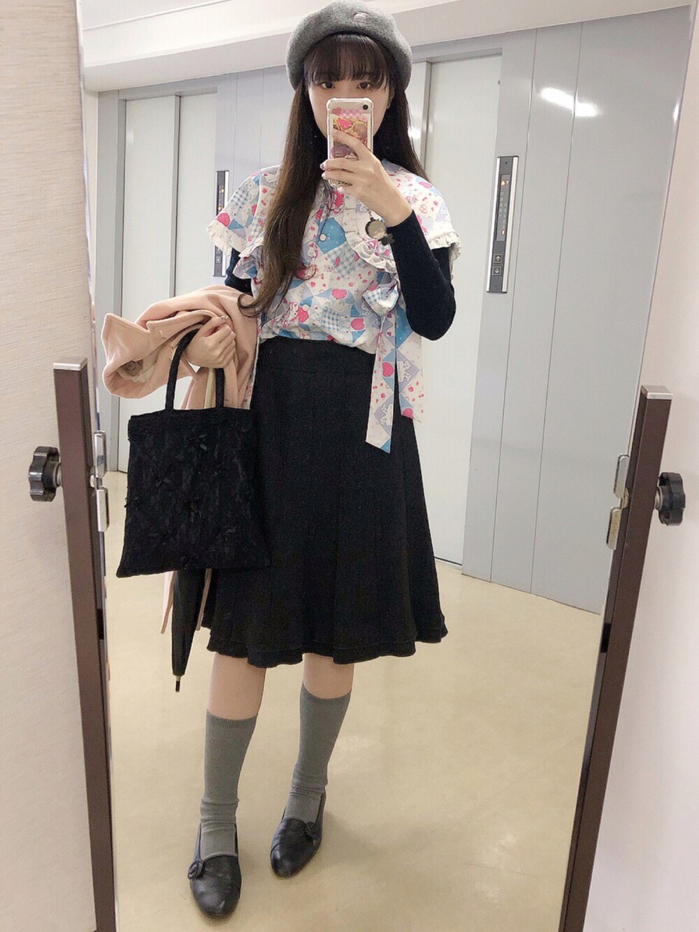 「おばあちゃんにもらったのアイテム（スカート、ブラック系）」を使った、ララさん（レディース・157cm）の冬コーディネートの1枚目の写真