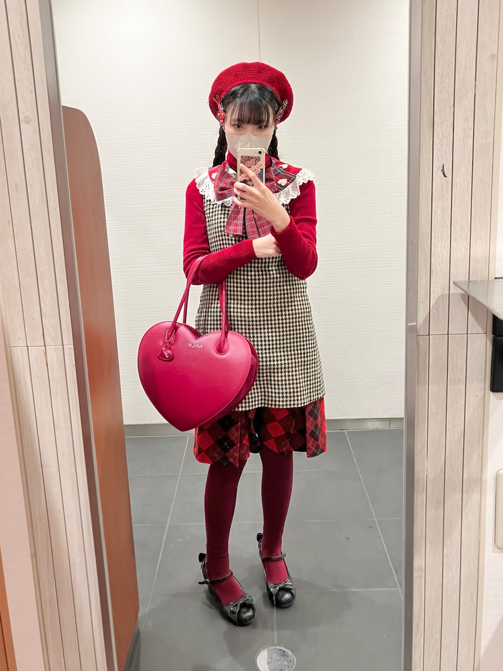 「冬コーデ、赤、参戦服、レトロ、古着MIX」｜「古着のアイテム（ワンピース、ブラウン系）」を使った、ララさん（レディース・157cm）の冬コーディネートの1枚目の写真