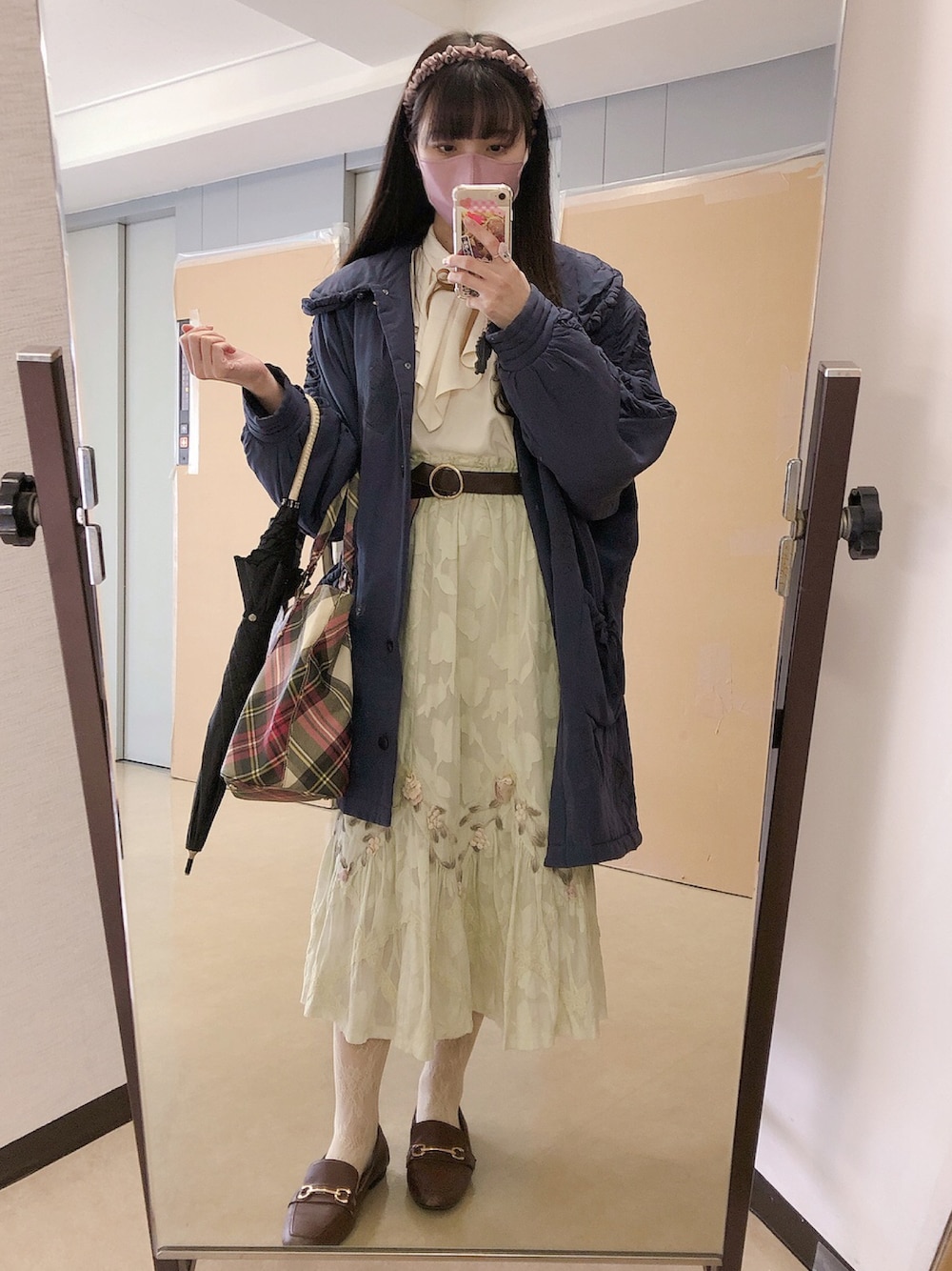 ホワイト系のシャツ/ブラウス、ブラウン系のパンプス、その他のトートバッグを着用したレディースの春コーディネートの1枚目の写真