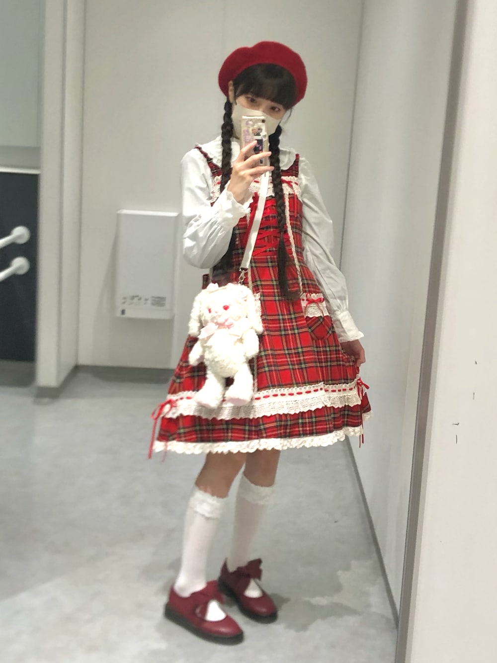 「ロリータ、ロリィタ、甘ロリ、タータンチェック」｜「BABY,THE STARS SHINE BRIGHTのアイテム（ジャンパースカート、レッド系）」を使った、ララさん（レディース・157cm）の冬コーディネートの1枚目の写真