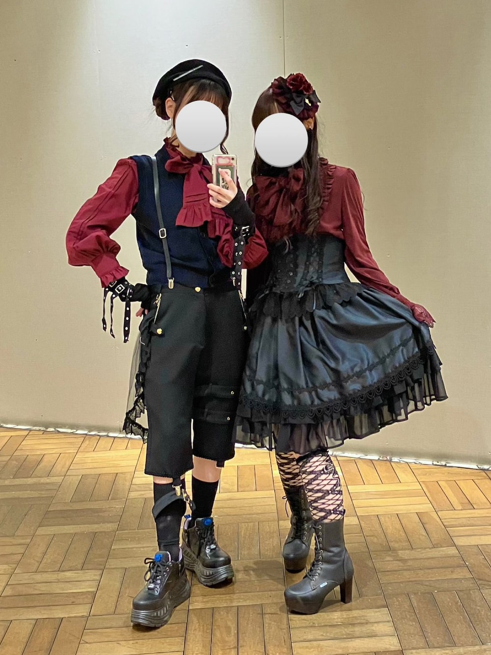 ブラック系のスニーカー、レッド系のシャツ/ブラウス、ブラック系のパンツを着用したレディースの秋コーディネートの1枚目の写真