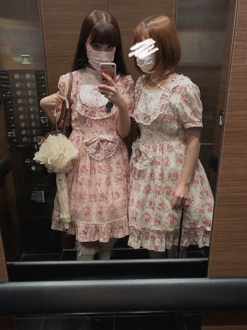 ピンク系のワンピースを着用したレディースの夏コーディネートの1枚目の写真