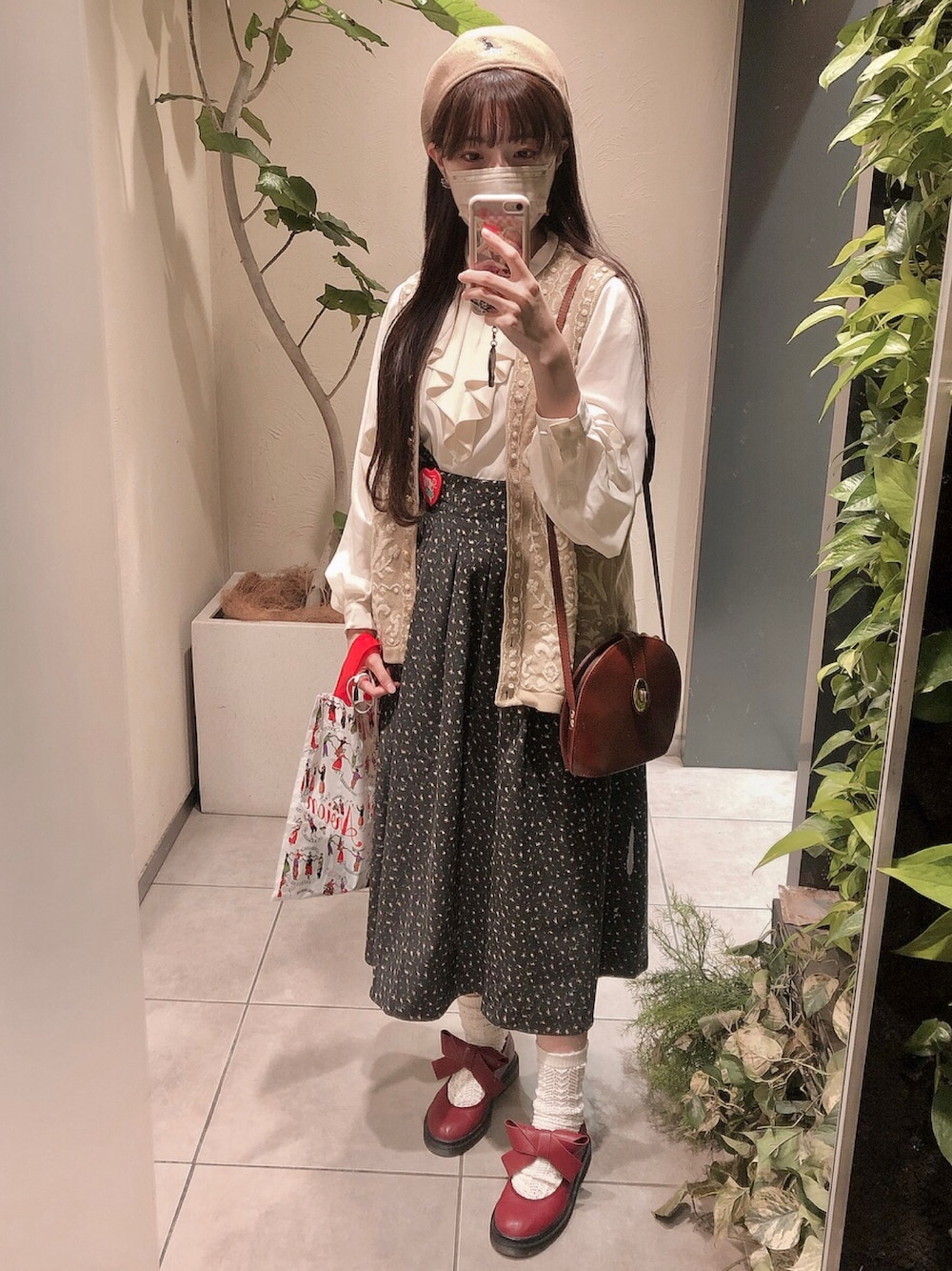 「古着MIX」｜「paravionのｺｰﾃﾞｭﾛｲ花柄SK（スカート、ブラック系）」を使った、ララさん（レディース・157cm）の秋コーディネートの1枚目の写真