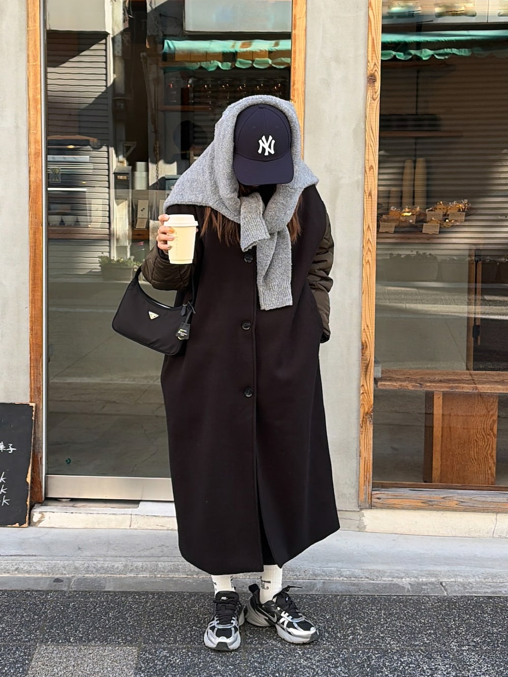 キャップを使った「プラダ」のレディース人気ファッション