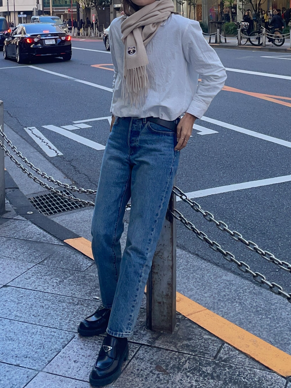 「PRADA、マフラー、マフラーコーデ、冬コーデ、シャツスタイル、シャツ、シャツコーデ、デニム、ホワイトコーデ、クリスマスに着たい服、マイベストコーデ2024、ローファー、オトナカジュアル、大人女子、パンツスタイル」｜「TANUKI STUDIOのアイテム（マフラー、ベージュ系）」を使った、りょんさん（レディース・165cm）の冬コーディネートの1枚目の写真