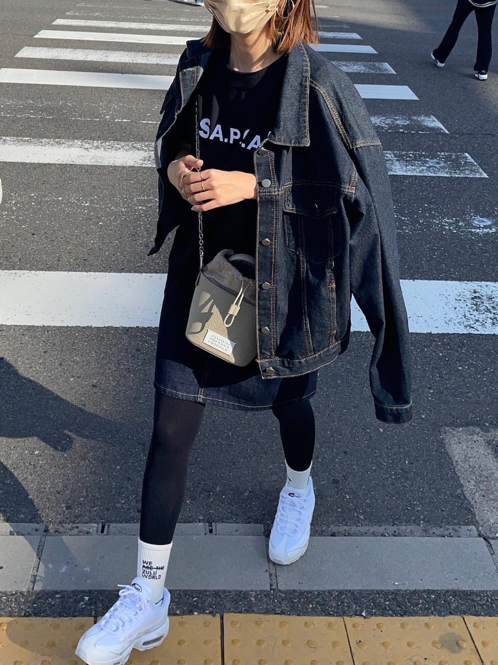 「はじめましてコーデ、デニム、デニムジャケット、デニムスカート、ナイキ、ナイキエアマックス、春コーデ、大人カジュアル、お洒落さんとつながりたい、ootd、きれいめカジュアル、プチプラ、いいね、save、フォローお願いします🤑、スニーカーコーデ、APC」｜「NIKEのナイキ エア マックス 95 エッセンシャル ウィメンズシューズ / スニーカー / Nike Air Max 95 Essential Women's Shoe（スニーカー、ホワイト系）」を使った、りょんさん（レディース・165cm）の春コーディネートの1枚目の写真