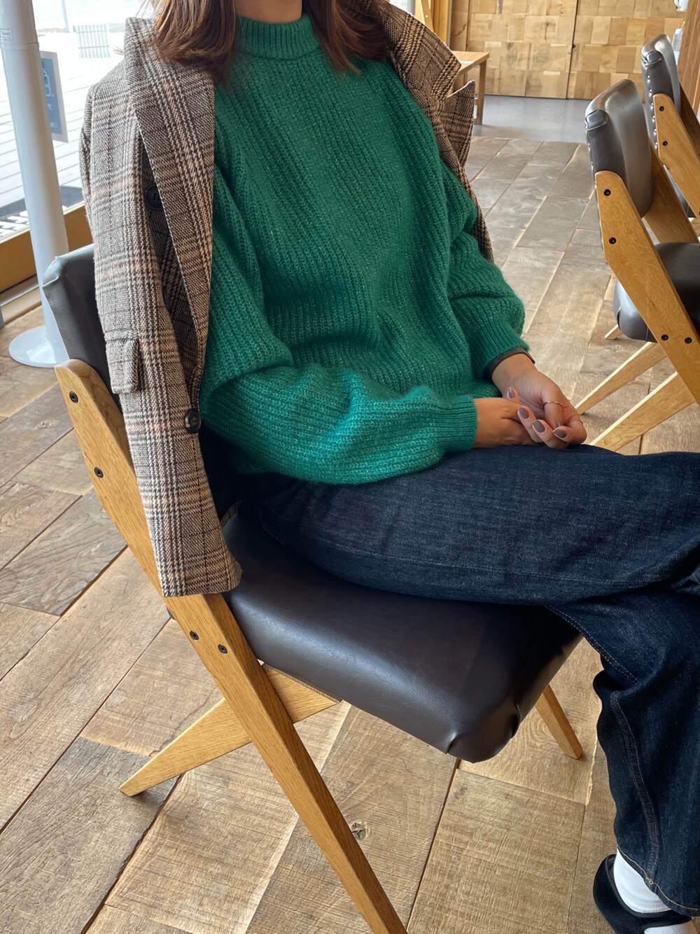 「ニット、カジュアル、グリーン、カラーニット、緑、秋服、デニムコーデ、オトナカジュアル、fifth、AcneStudios、秋冬コーデ、ニットコーデ、おしゃれさんと繋がりたい、アクネストゥディオズ、秋トレンド2021」｜「fifthの【星玲奈レコメンド】チェックテーラードジャケット（テーラードジャケット、ブラウン系）」を使った、りょんさん（レディース・165cm）の秋コーディネートの1枚目の写真