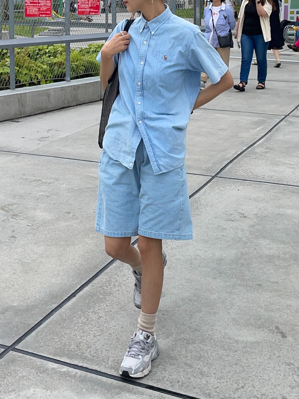 「ショートパンツ、デニムショートパンツ、デニムシャツ、Polo Ralph Lauren、ラルフローレン、古着MIX、レイヤードスタイル、夏コーデ、初夏コーデ、夏ファッション、メンズライク、メンズライクコーデ、メンズライク女子、adidas、アディダス」｜「miu miuのアイテム（バッグ、ブラック系）」を使った、りょんさん（レディース・165cm）の夏コーディネートの1枚目の写真