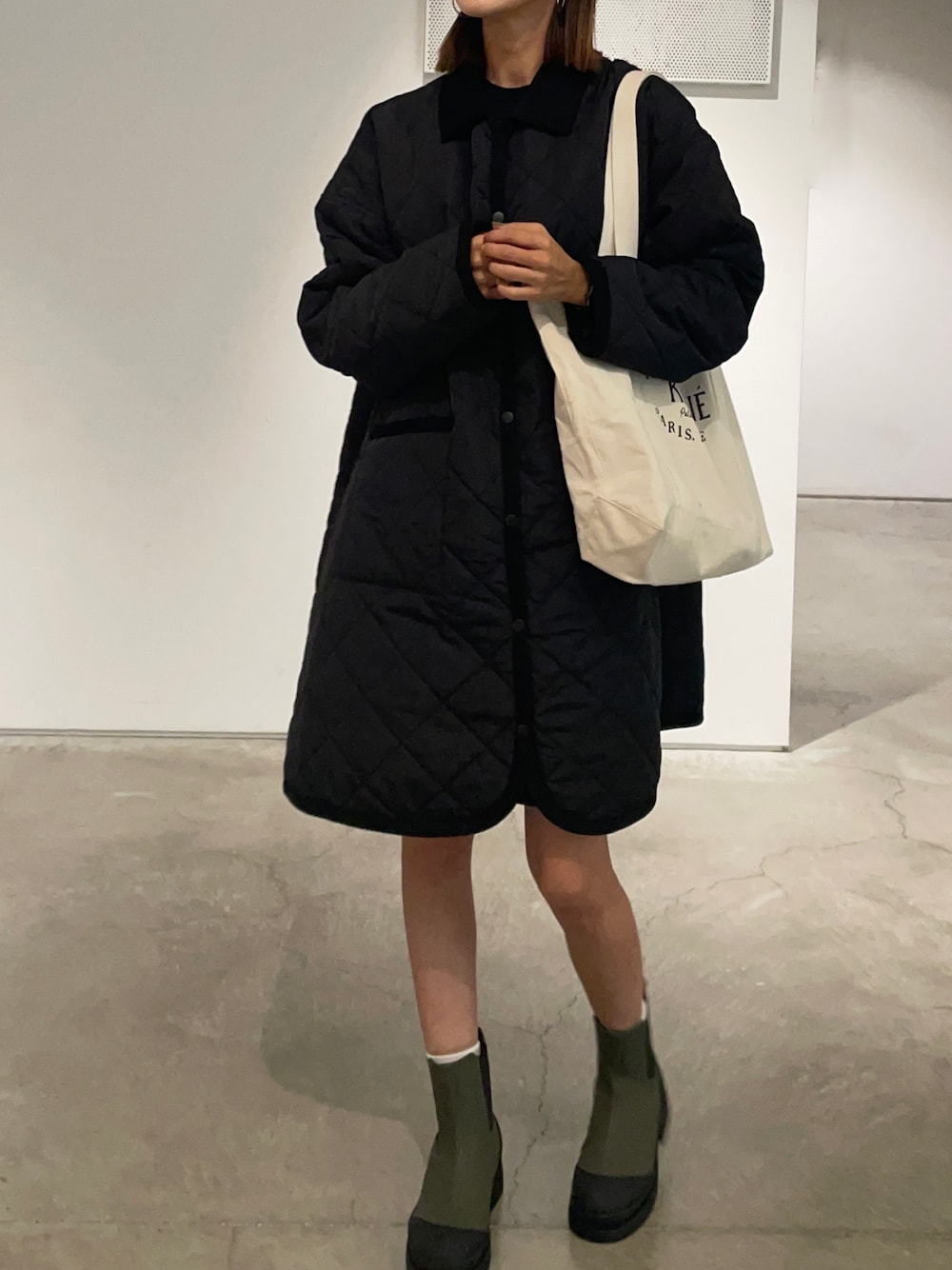 「forksy、ブーツ、キルティング、キルティングジャケット、キルティングコート、メゾンキツネ、MAISON KITSUNE、トートバッグ、秋服まるっと大公開、秋コーデ、秋のコーデ、お出かけコーデ、秋服、プチプラコーデ、ショートブーツ」｜「Maison KitsuneのMAISON KITSUNE/ロゴプリントトートバッグ（トートバッグ、ホワイト系）」を使った、りょんさん（レディース・165cm）の秋コーディネートの1枚目の写真
