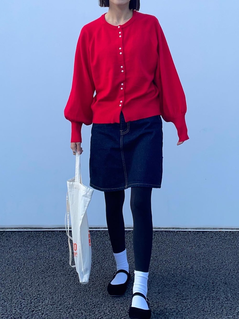 レッド系のカーディガン/ボレロを着用したレディースの秋コーディネートの1枚目の写真