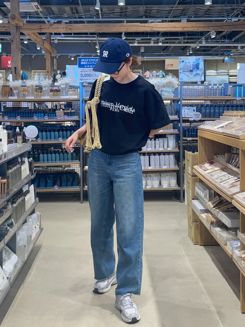 「メゾンマルジェラ、チャンピオン、Maison Margiela、Champion、キャップ、adidas originals、アディダス、デニム、デニムパンツ、夏コーデ、レイヤードスタイル、MARNI、マルニ、メンズライク、春夏コーデ」｜「MARNIの＜MARNI＞MARCEL BAG/バッグ.（ハンドバッグ、ベージュ系）」を使った、りょんさん（レディース・165cm）の夏コーディネートの1枚目の写真