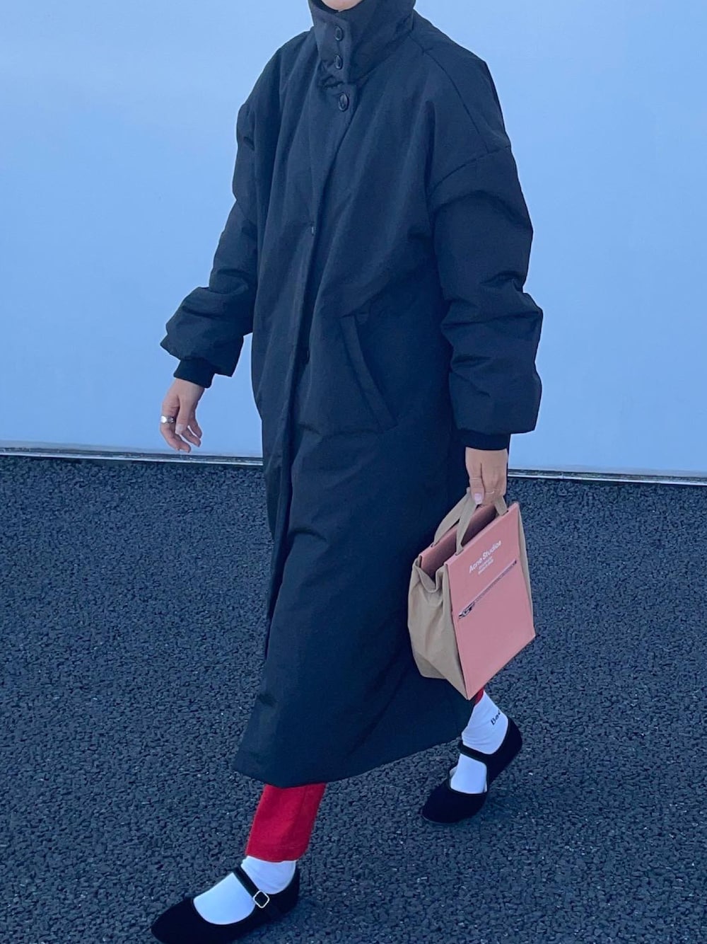 ブラック系のダウンジャケット/コート、その他のバッグを着用したレディースの秋コーディネートの1枚目の写真