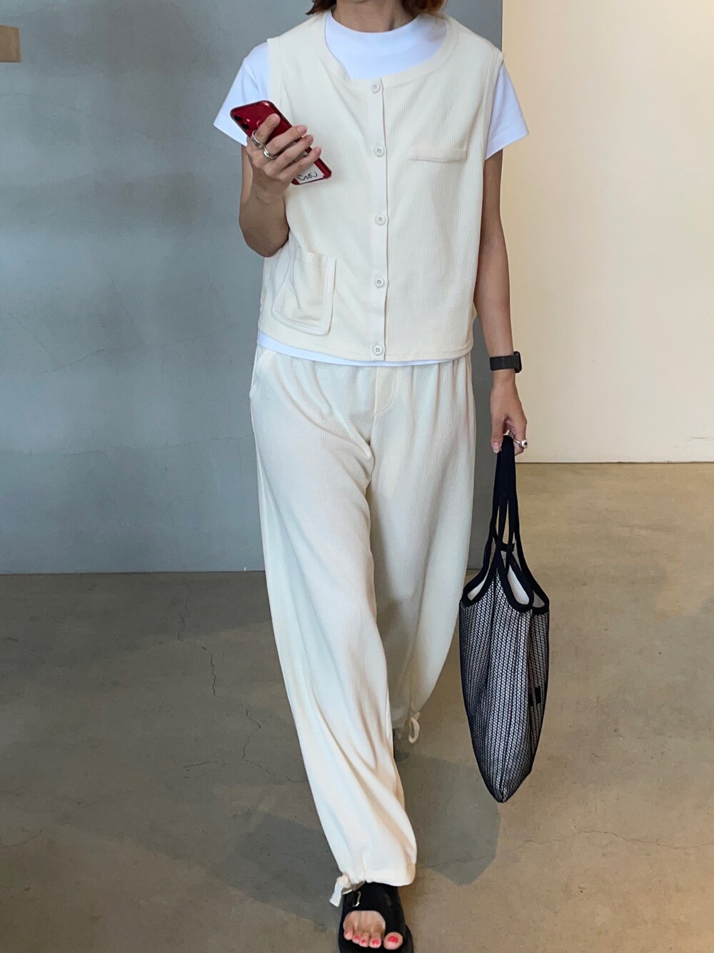 「セットアップ、セットアップスタイル、interplay_tokyo、ワッフル、ベスト、ベストコーデ、ベスト×Tシャツ、MIUMIU、コーデ、夏コーデ、リラックススタイル、休日スタイル、大人カジュアル、シンプル、ラクチンコーデ」｜「VIVIANの2022年夏新色追加　アシメトングカジュアルコンフォートトングサンダル（サンダル、ブラック系）」を使った、りょんさん（レディース・165cm）の夏コーディネートの1枚目の写真