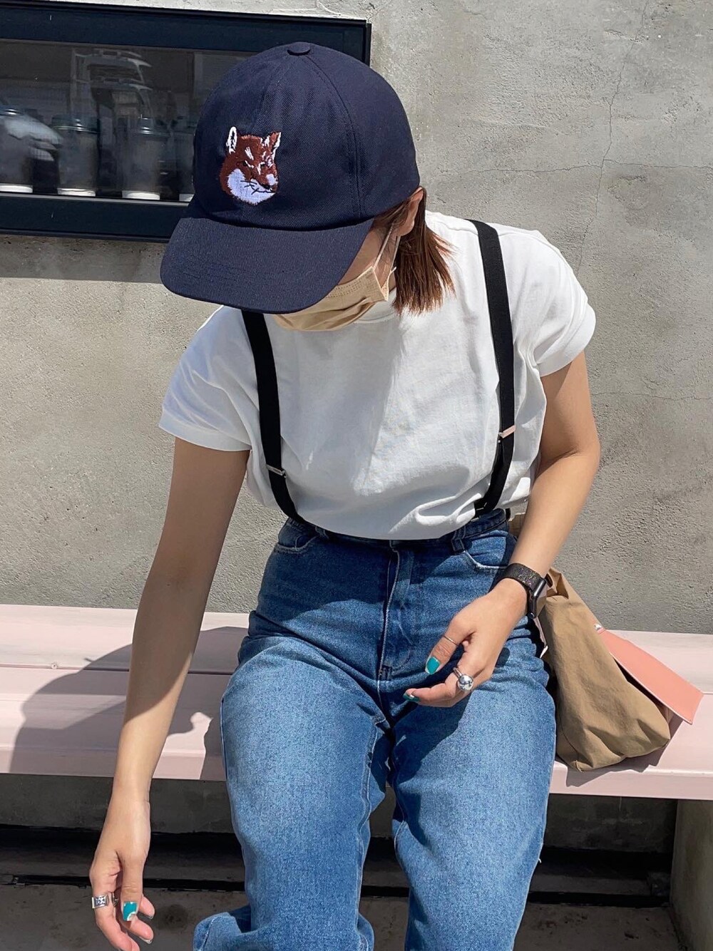 「ごきげんウィーク、メゾンキツネ、MAISON KITSUNE、キャップ、キャップ女子、白Tシャツ、白T、白Tシャツ×デニム、サスペンダー、コンバース、converse、スニーカー、スニーカー女子、大人カジュアル、シンプルコーデ」｜「coenのリピT・綿100%USAコットンハイネックTシャツ#（Tシャツ/カットソー、ホワイト系）」を使った、りょんさん（レディース・165cm）の春コーディネートの1枚目の写真