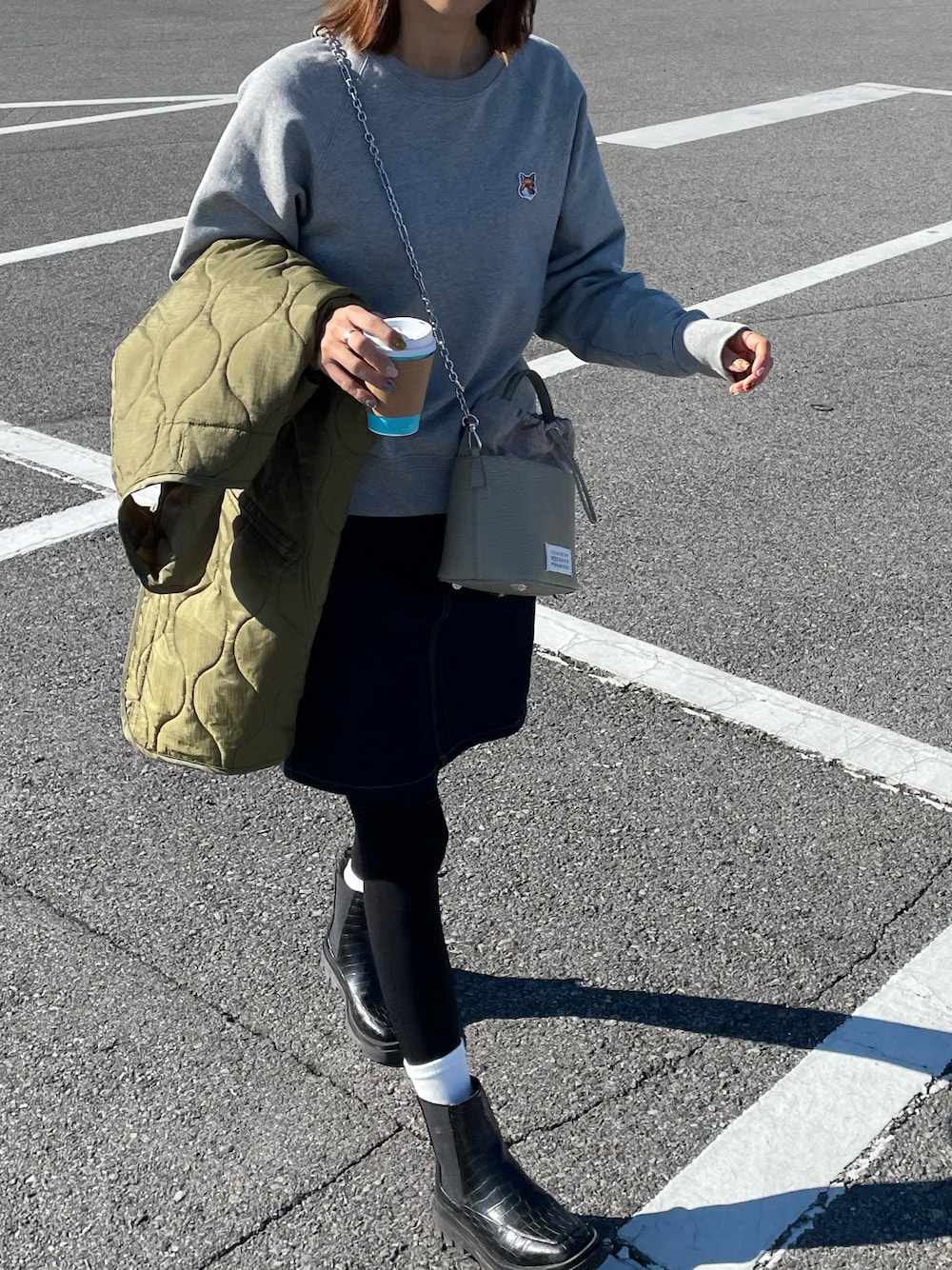 「M65、ライナーコート、ミリタリージャケット、キルティングジャケット、キルティング、ベスト、ミリタリーベスト、MAISON KITSUNE、メゾンキツネ、スウェット、トレーナー、サイドゴアブーツ、カジュアル、おしゃれさんと繋がりたい、高身長女子」｜「Maison KitsuneのSWEATSHIRT FOX HEAD PATCH（スウェット、グレー系）」を使った、りょんさん（レディース・165cm）の冬コーディネートの1枚目の写真