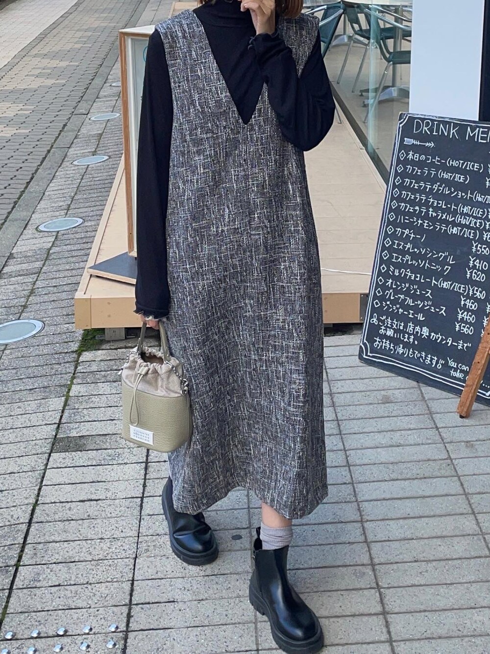 「ワンピース、サイドゴアブーツ、ショートブーツ、ブーツ、Maison Margiela、メゾンマルジェラ、マルジェラ、秋服、ツイード、きれいめカジュアル、秋冬コーデ、秋ルック紹介するよ、秋服コーデ、シンプルコーデ、厚底シューズ」｜「Maison Margielaの＜MAISON MARGIELA（メゾン マルジェラ）＞5AC バケット バッグ ■■■（ショルダーバッグ、ベージュ系）」を使った、りょんさん（レディース・165cm）の秋コーディネートの1枚目の写真