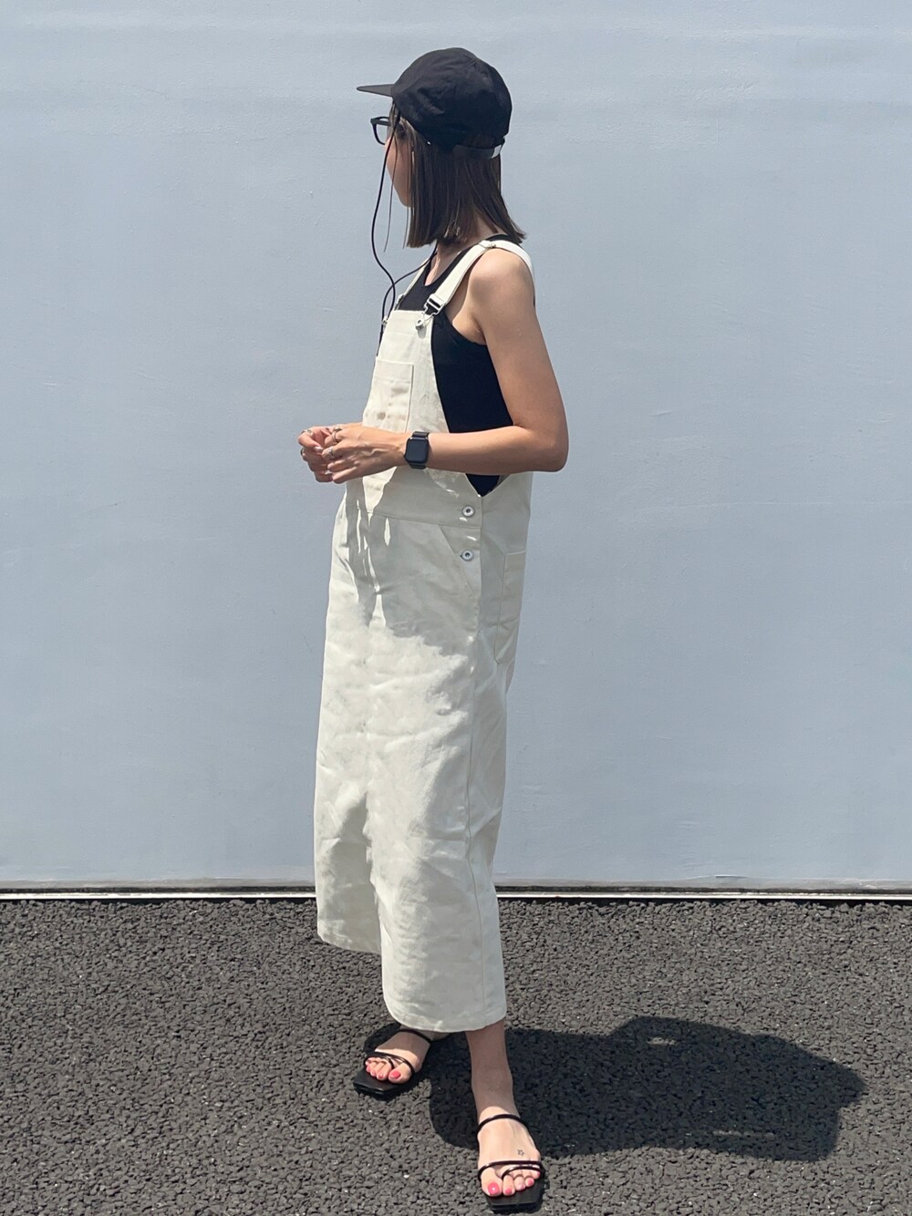 「サロペット、サロペットスカート、サロペットコーデ、TODAYFUL、キャップ、夏コーデ、タンクトップ、キャップ女子、サロペ、夏ファッション、おしゃれさんと繋がりたい、カジュアルコーデ、シンプルコーデ、高身長女子、リラックススタイル」｜「TODAYFULのレザーコードキャップ（キャップ、ブラック系）」を使った、りょんさん（レディース・165cm）の夏コーディネートの1枚目の写真