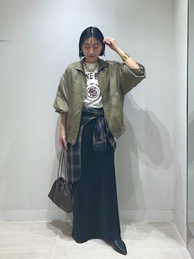 「GALLARDAGALANTE（ガリャルダガランテ）のステンレスフックピアス（ピアス（両耳用）、ゴールド系）」を使った、momoka ikedaさん（レディース・157cm）の秋コーディネート