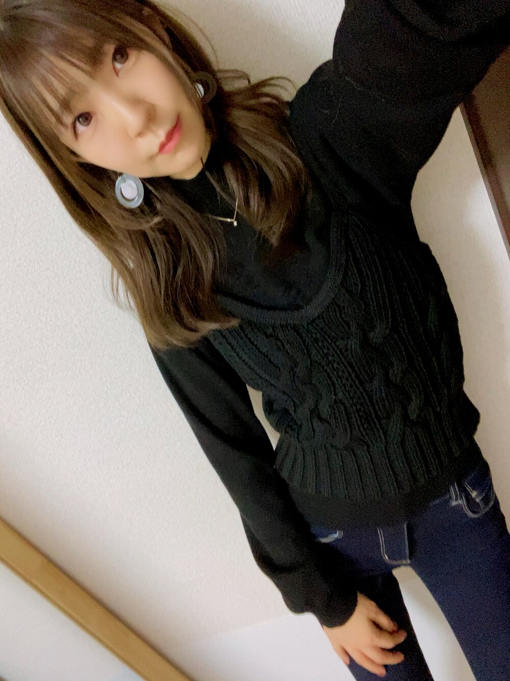 「ニットキャミソール、moussy、AZUL by moussy、裏起毛デニム、裏起毛スキニー、ブラック、ニット、レイヤードスタイル、レイヤード、オトナ女子、オトナカワイイ、オトナカジュアル、女子会、女子、カフェ巡り」｜「big metal londonのアイテム（ピアス（両耳用）、シルバー系）」を使った、⊿mey さん（レディース・169cm）の冬コーディネートの1枚目の写真
