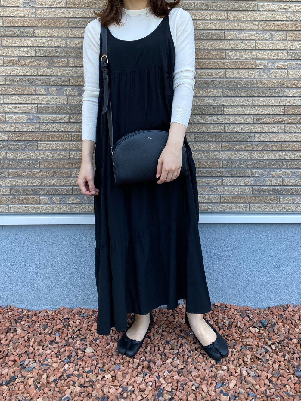 「秋のコーデ、今日のコーデ、シンプル、モノトーン、大人かわいい、秋服、モノトーンコーデ、ショルダーバッグ、着回しコーデ、キレイめ、ロングワンピース、ミニバッグ、キャミワンピ、エクストラファインメリノクルーネックセーター、148cm」｜「UNIQLOのアイテム（トップス、ホワイト系）」を使った、saさん（レディース・148cm）の秋コーディネートの1枚目の写真