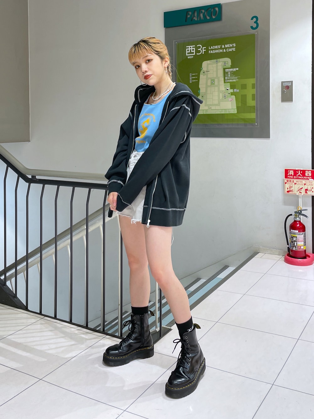 グレー系のパーカー、ブルー系のタンクトップ、グレー系のその他パンツを着用したレディースの夏コーディネートの1枚目の写真