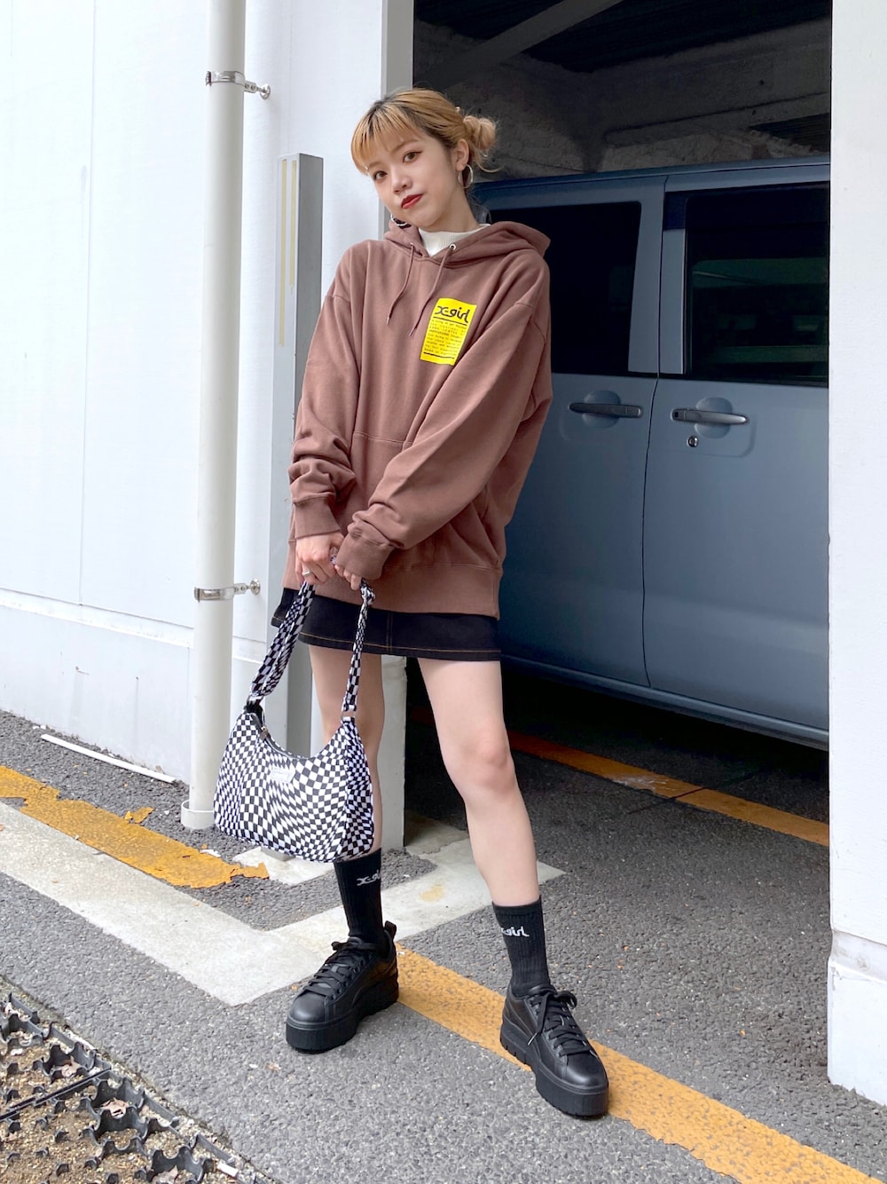 その他のTシャツ/カットソー、ブラウン系のパーカー、ブラック系のスカートを着用したレディースの夏コーディネートの1枚目の写真